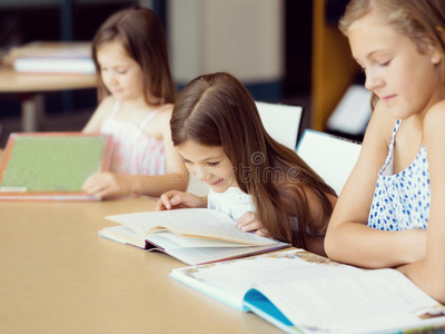 小孩 漂亮的 阅读 教育 女孩 书架 聪明地 学习 美丽的