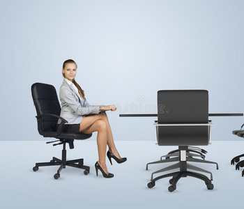 商务小姐半转身坐在桌子旁照片