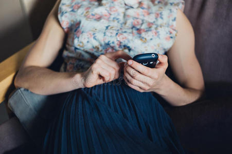时尚 连衣裙 电话 打电话 女人 屏幕 通信 发短信 因特网