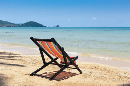 热带沙滩上的沙滩椅子。