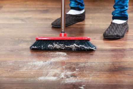 打扫木地板的清洁工