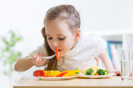 孩子在家吃健康食品