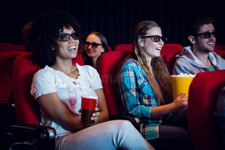 椅子 在室内 年代 电影院 首映式 友谊 白种人 成人 礼堂