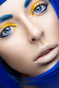 漂亮的女孩戴着一顶明亮的蓝色假发，风格是角色扮演和创意化妆。 美丽的脸。 艺术形象。