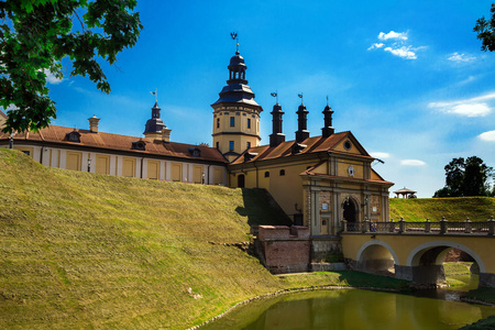 历史博物馆在 niasvich美丽的城堡站在绿色的山丘上在什么地方俄罗斯