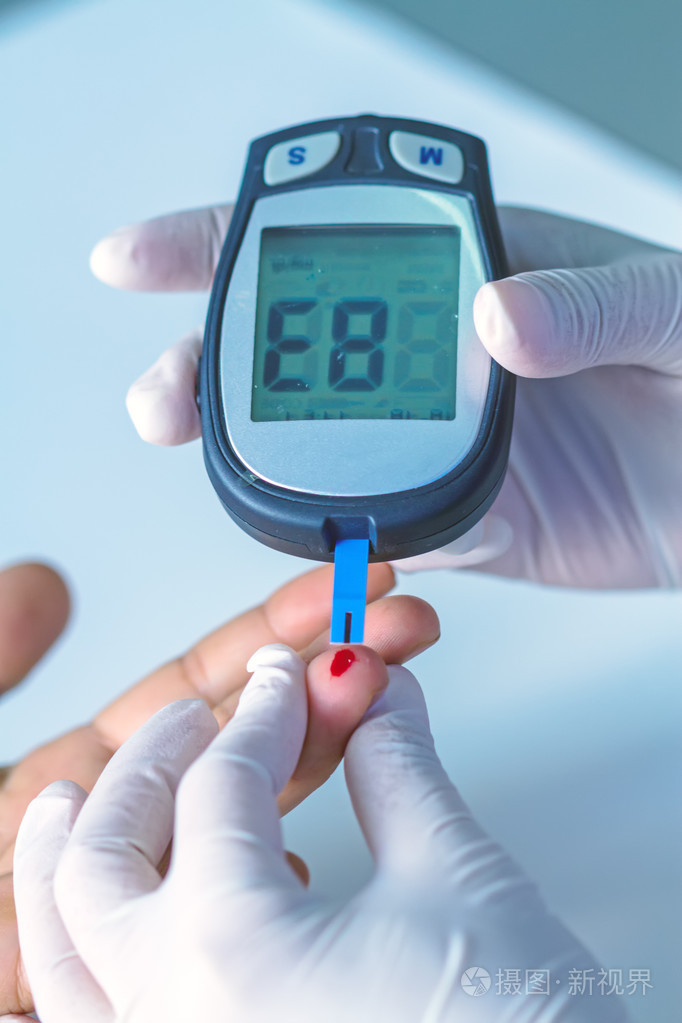 血糖仪血糖值测量手指上