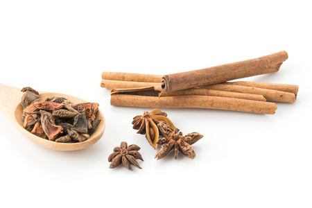 白色背景上五香料成分照片