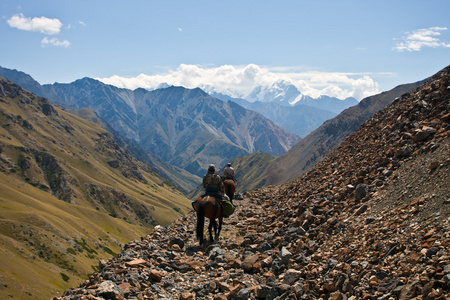 猎人在天山山区骑马图片
