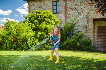 女人孩子浇花图片