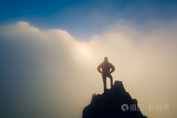 徒步旅行者站在悬崖边缘