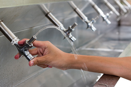 饮用水水龙头照片