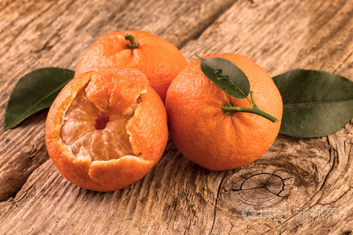 三个橘子水果木制背景上定了调子的老式静物图像