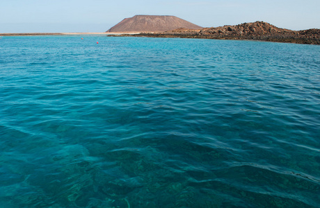 西班牙加那利群岛富埃特文图拉: 大西洋清澈的海水和洛沃斯岛 (lobos
