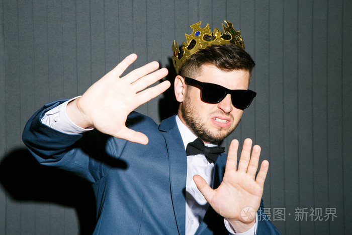 3年轻人的冠冕堂皇