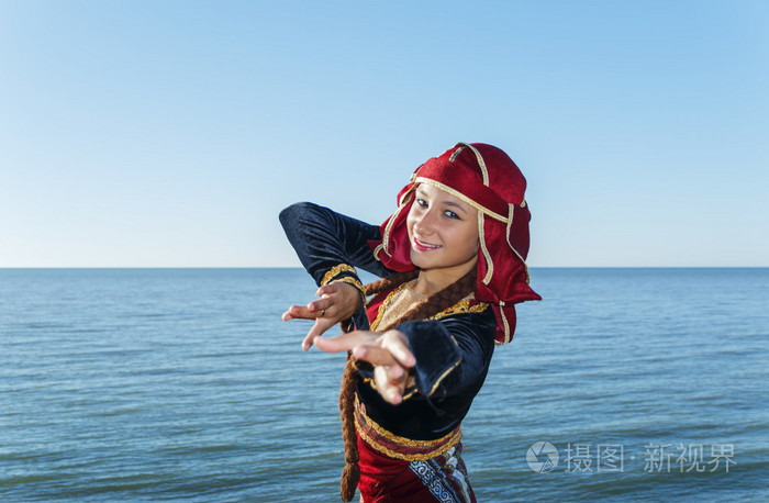 年轻女子跳舞格鲁吉亚民族服饰海户外夏日阳光明媚