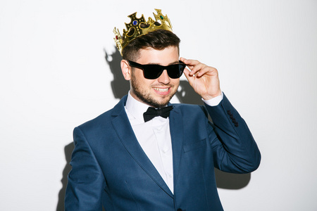 戴冠戴眼镜的男人插画