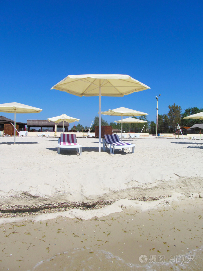 在海边的沙滩遮阳伞