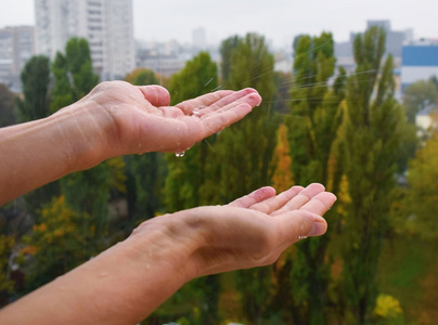 窗户后面的秋雨图片