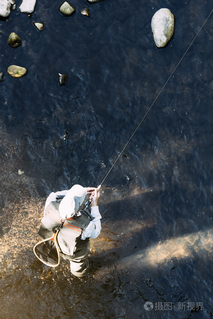 使用flyfishing杆的飞钓者