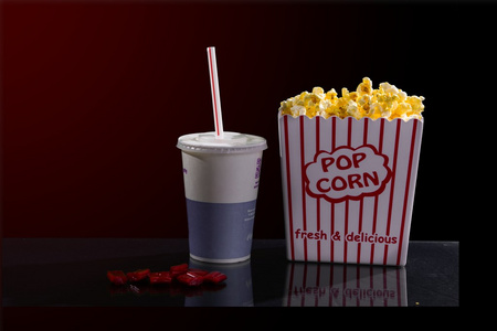 照片在我的工作室的爆米花和饮料照片