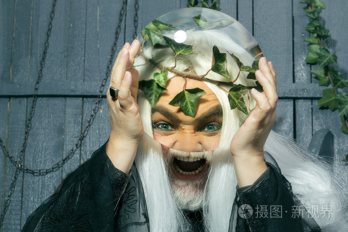 宙斯与放大镜