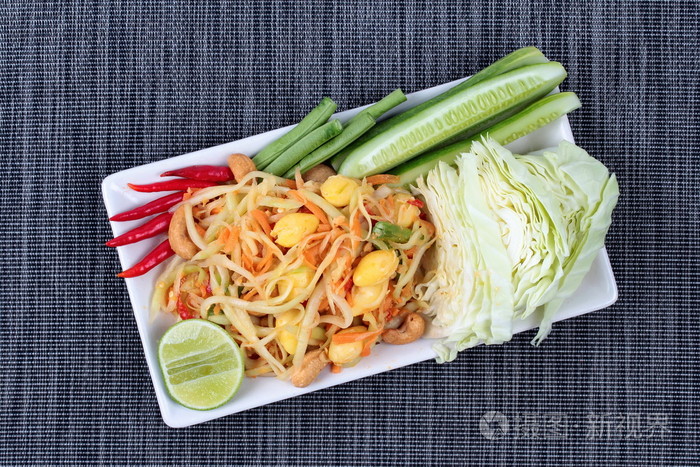 辛辣的木瓜沙拉配混合蔬菜呼叫Som Tum J是有机食物