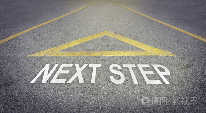 箭头标志指向前进路上的下一步的概念