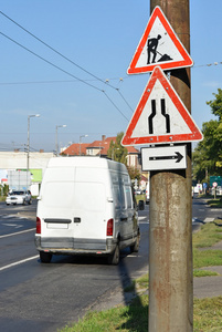道路工程和瓶颈交通标志图片