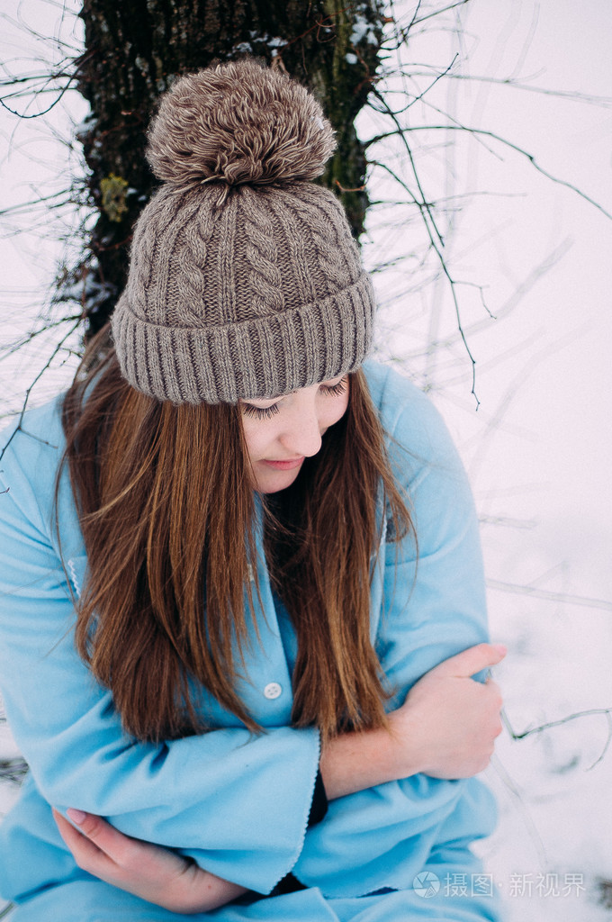 摄图新视界 照片 人物 年轻有吸引力的女孩拥抱冬天的雪.冬天炭.