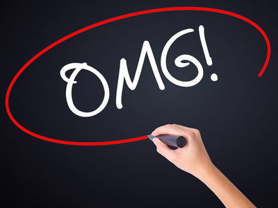 当哦啊用记号笔在烟盒的女人手写作 omg (哦我的上帝)照片