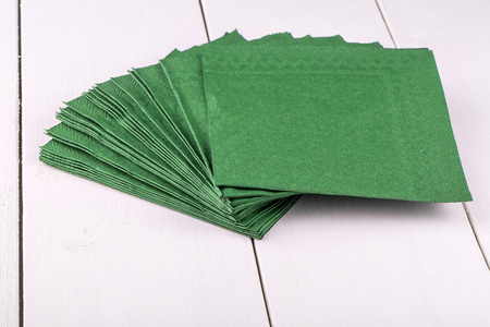 新绿色餐巾在一张白纸图片