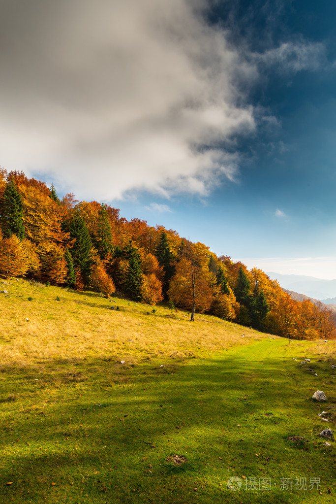 十月秋天的景色在偏僻的山区