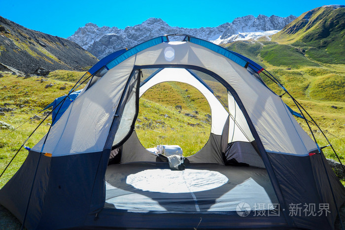 在高加索山脉,juta 格鲁吉亚的帐篷.阳光明媚的天气