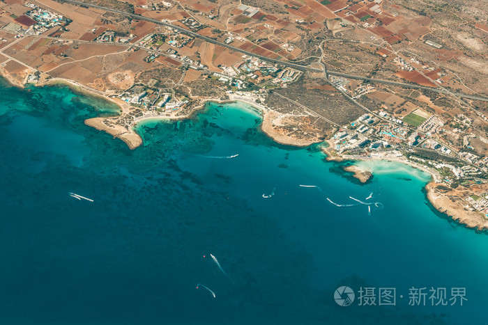 查看从平面的海岸线和塞浦路斯海滩