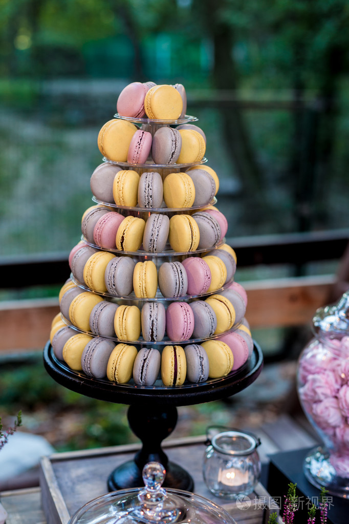 金字塔形的塑料塔多彩食品站作为糖果酒吧甜表的一部分照片-正版商用