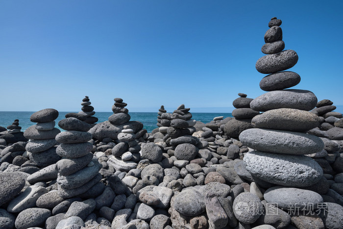 大量的禅宗石头堆积在沙滩上,德拉克鲁斯