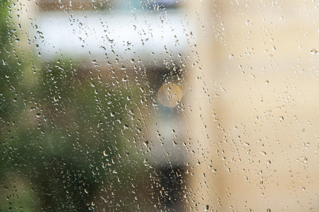 窗前看雨图片