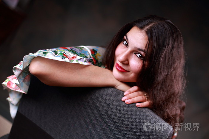 美丽年轻的吉普赛姑娘