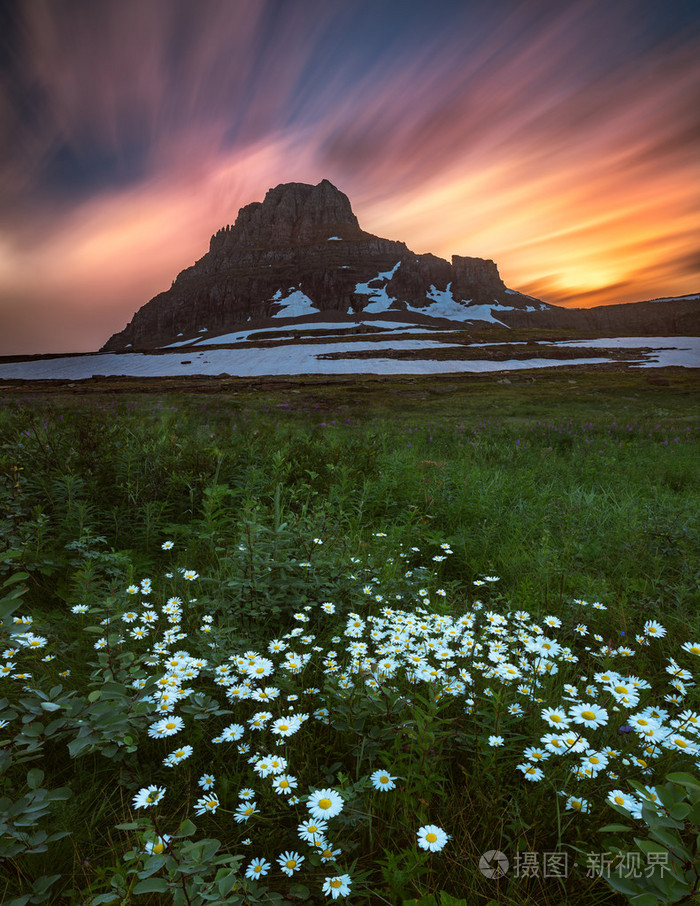 山与野花和晚霞
