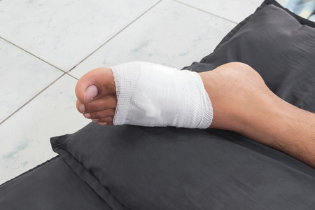 脚伤口包扎图片