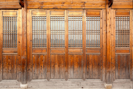 关闭了传统中式木门照片