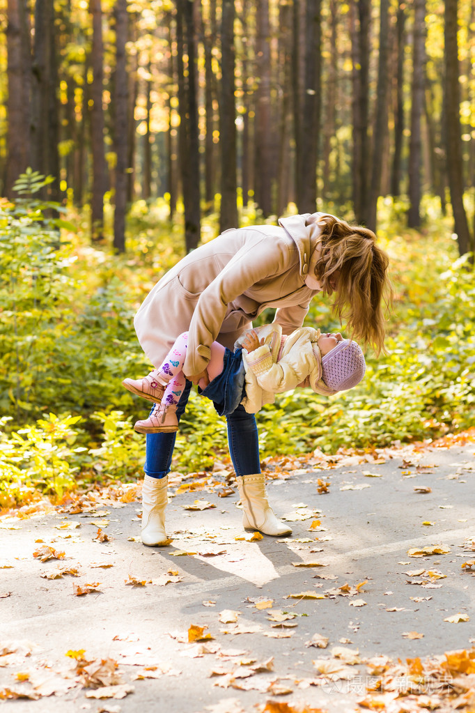快乐家庭母亲和婴儿自然秋天叶子笑