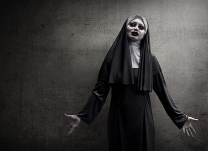 修女形象天主教修女的照片有满月背景的恐怖恶魔修女万圣节概念年轻的