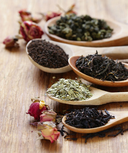 各种类型的茶在木勺图片