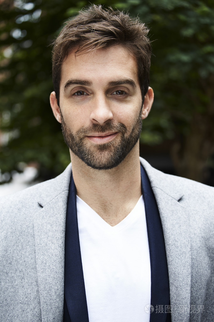 英俊的男人大胡子