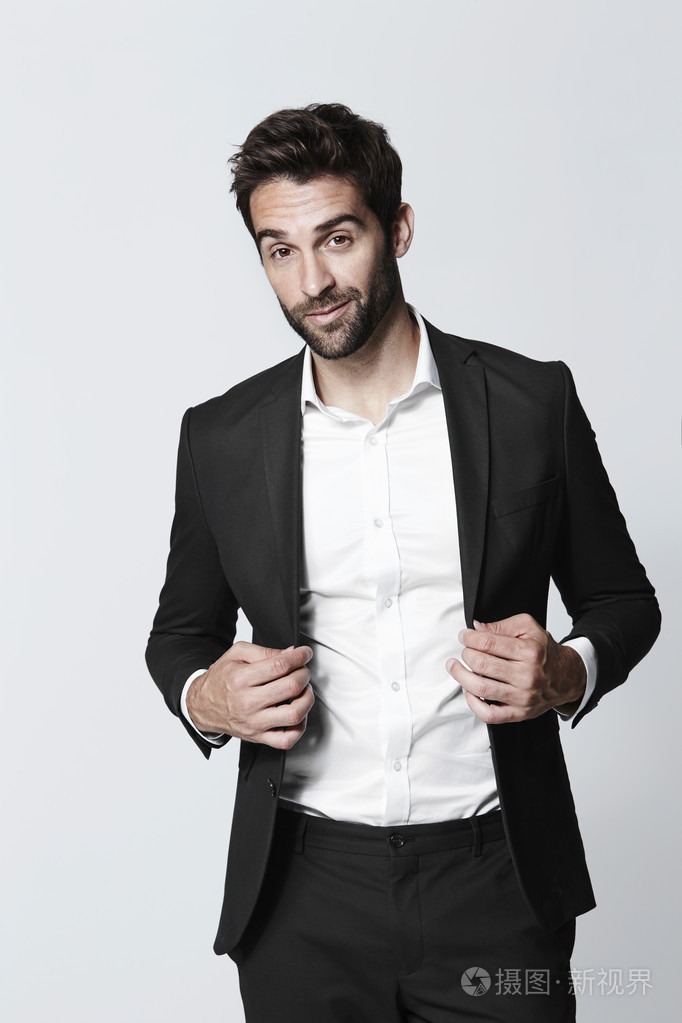 穿西装的英俊男人微笑着