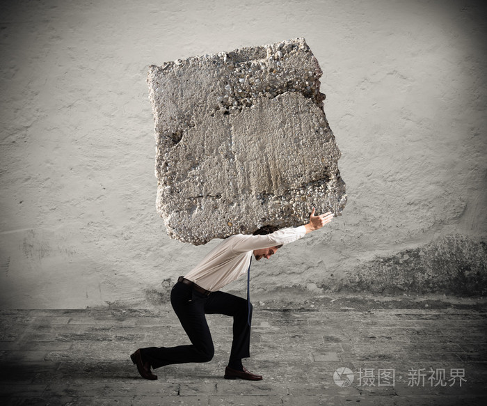 商人和一块沉重的巨石走