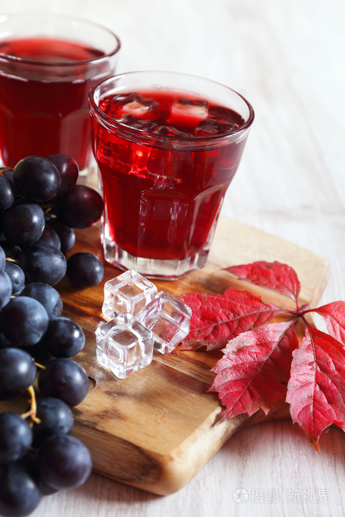 冰与黑葡萄葡萄汁