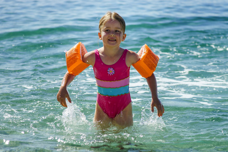小女孩海里游泳图片