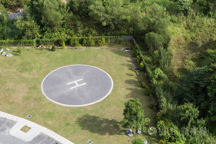 直升机降落在绿地内的直升机停机坪